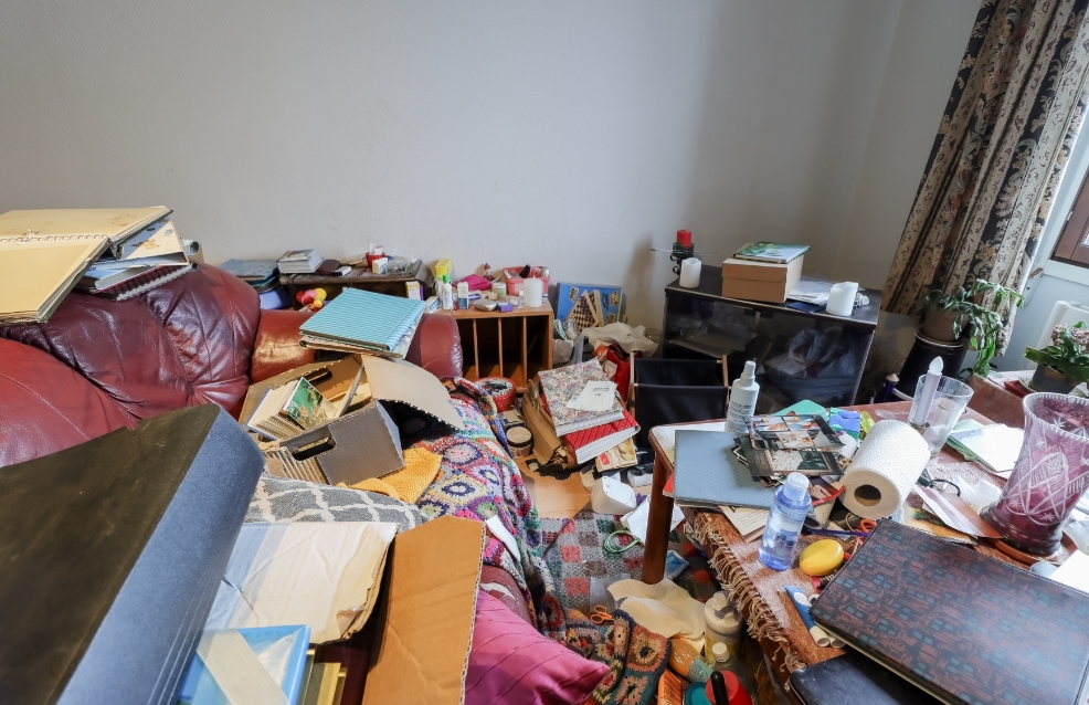残置物で足の踏み場もないマンションの一室