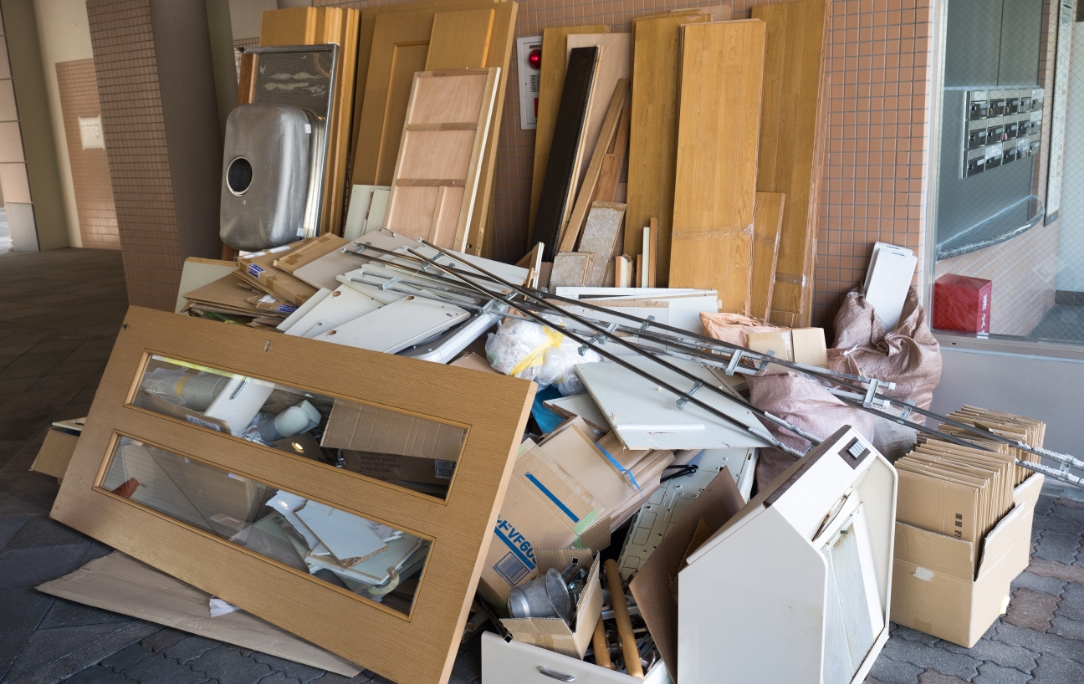 不要品にあふれる物置