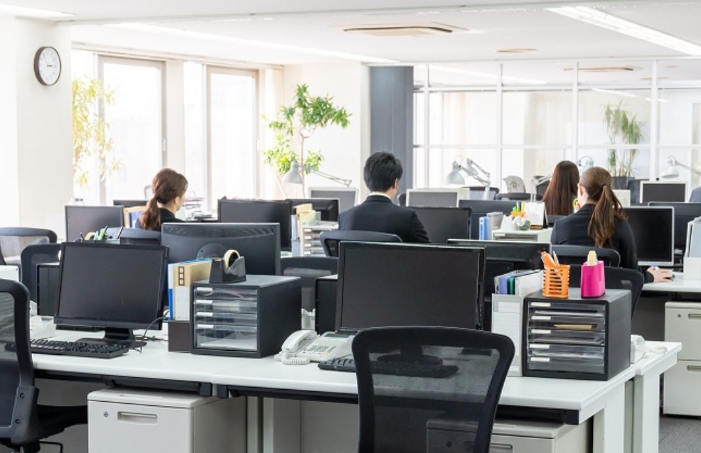 空席が目立つオフィス