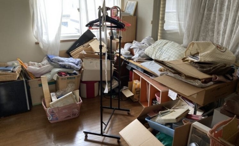 夜逃げをされものが溢れかえったマンションの一室