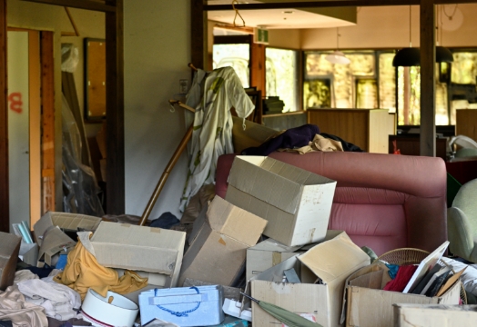 ゴミにあふれる和室