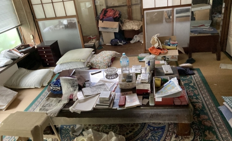物がいっぱいの和室